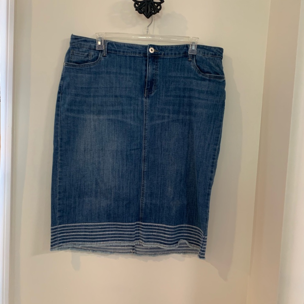 Denim skirt with stitching detail at the bottoms. Size 20W